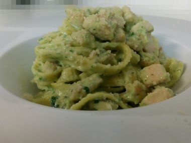 Tagliatelle s kuřecím masem a domácím bazalkovým pestem