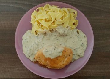 Kuřecí steak s hříbkovou omáčkou a tagliatelle