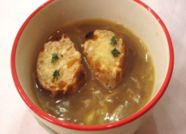 Francouzská polévka /cibulačka/
