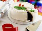 Vánoční vanilkový dort, zdobený bonbony