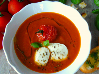 Tomatová polévka s mozzarellou