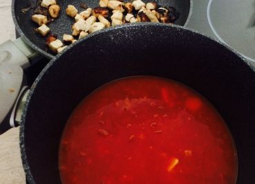 Rajčatová polévka s krůtím masem