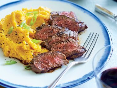 Steak s římským kmínem s bramborovo-batátovým pyré