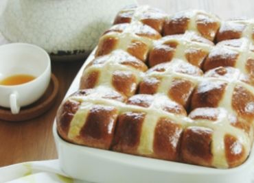 Hot cross buns s kandovaným ovocem