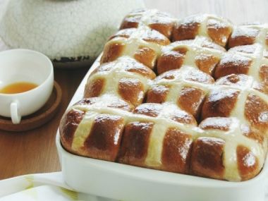 Hot cross buns s kandovaným ovocem