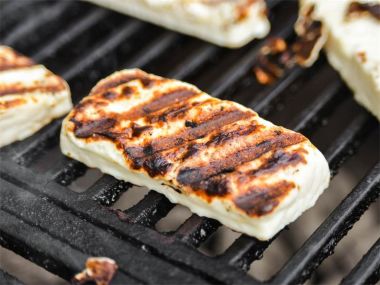 Marinovaný sýr halloumi s pečenými paprikami