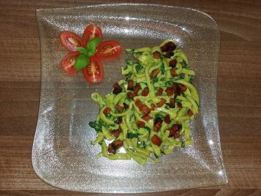 Domácí tagliatelle se smetanovým špenátem a slaninou
