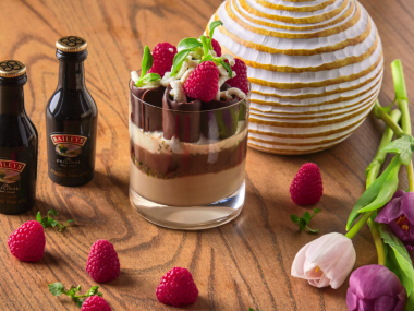 Krém z kávy, griliášové trubičky a čokoládové Baileys s mascarpone