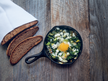 Feta, vejce a mladé pampeliškové lístky